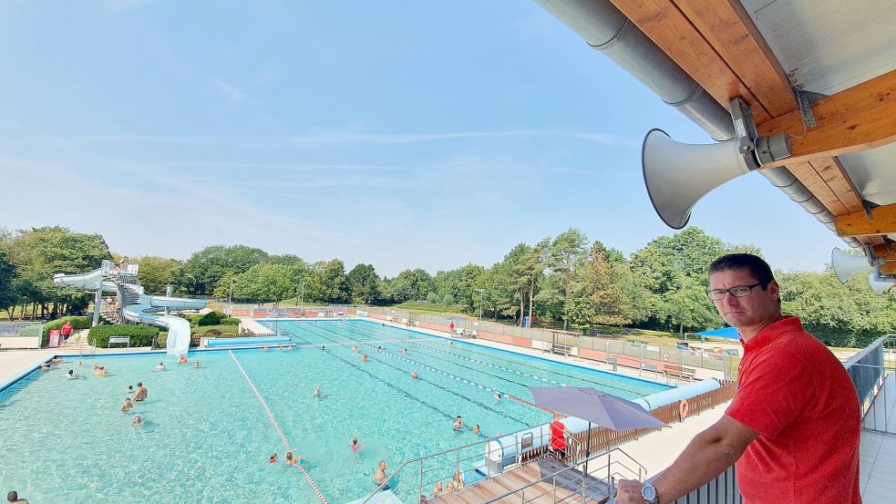 Markus Bakker, Meister für Bäderbetriebe, hat einen guten Ausblick auf das Schwimmbecken. Archivfoto: Gettkowski