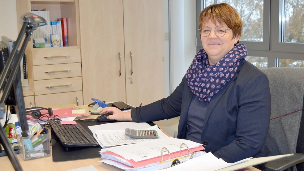 Sandra Kässens ist seit 2017 die Kämmerin der Gemeinde Rhauderfehn. Vorher war die 44-Jährige ab 2011 bereits stellvertretende Kämmerin der Kommune gewesen. Sie hat die Finanzen Rhauderfehns im Blick und den Überblick, in welchen Bereichen die Gemeinde 2024 investieren wird. In der Sitzung am Dienstag, 19. Dezember, stellt Kässens den Haushalt im Gemeinderat vor. Foto: Fertig