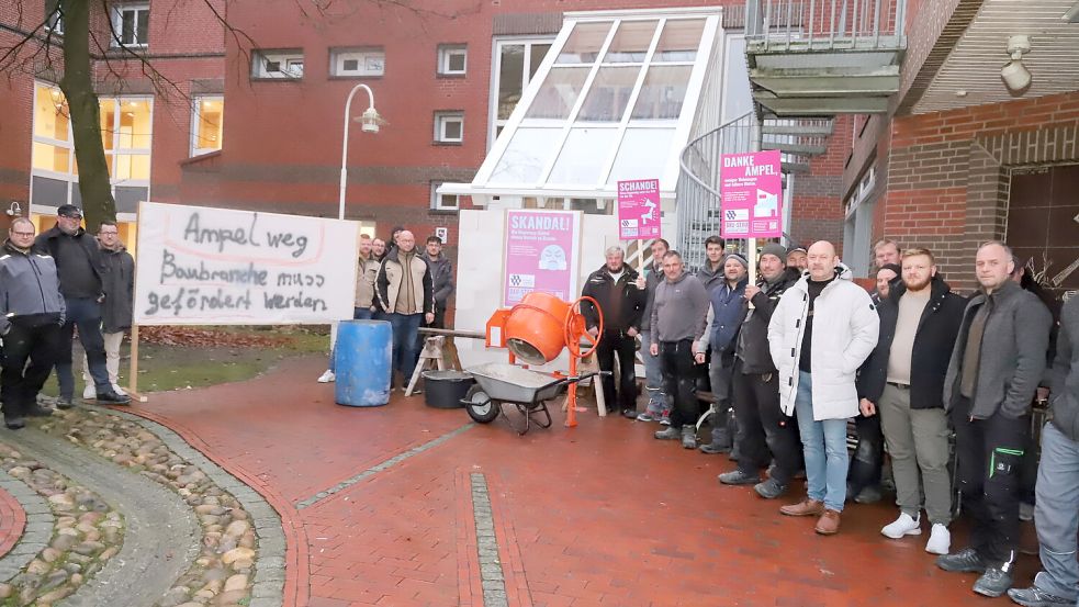 Die Cloppenburger Bauinnung mauerte am Freitag im gesamten Landkreis die Rathaus-Türen zu. So wie hier im Saterland beteiligten sich zahlreiche Unternehmen an der Aktion. Foto: Passmann