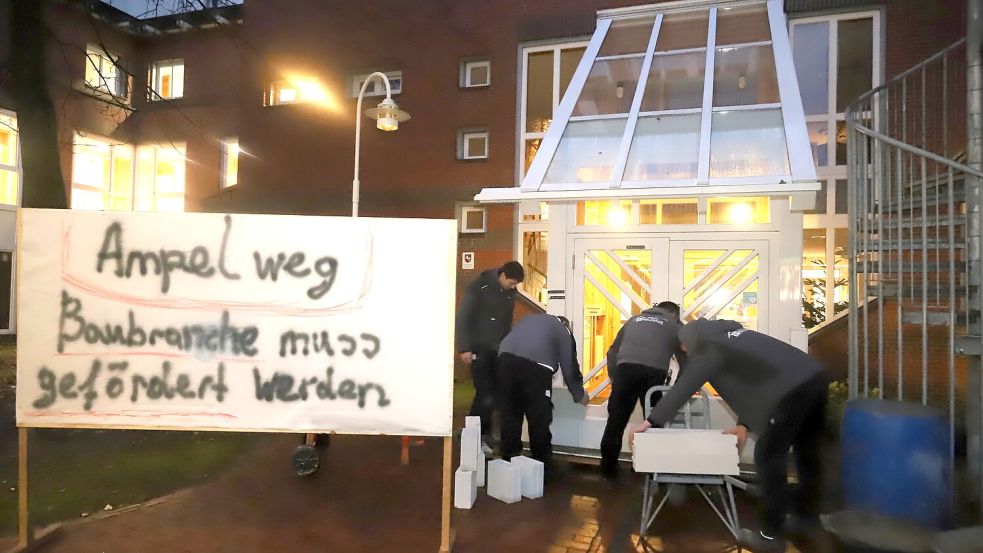 Am frühen Morgen begann vor dem Rathaus der Gemeinde Saterland in Ramsloh die Protest-Aktion. Foto: Passmann