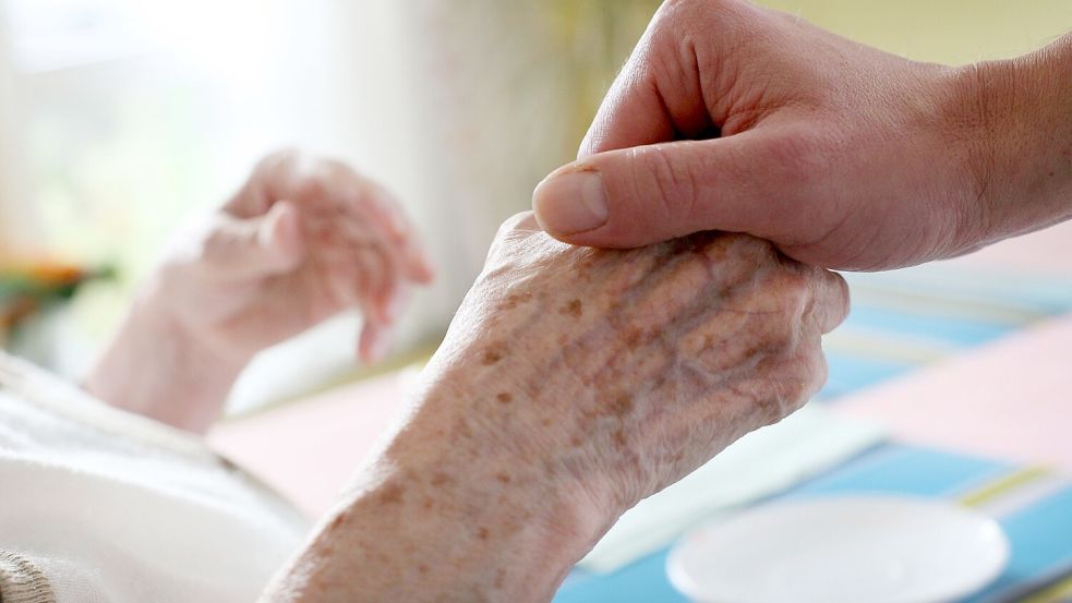 Pflege wird 2024 teurer, warnt die Caritas Niedersachsen. Foto: Oliver Berg/dpa