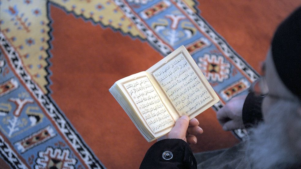Welche Rolle spielt der Krieg in Nahost in deutschen Moscheen? Ein Besuch beim Freitagsgebet in Hildesheim. Foto: dpa