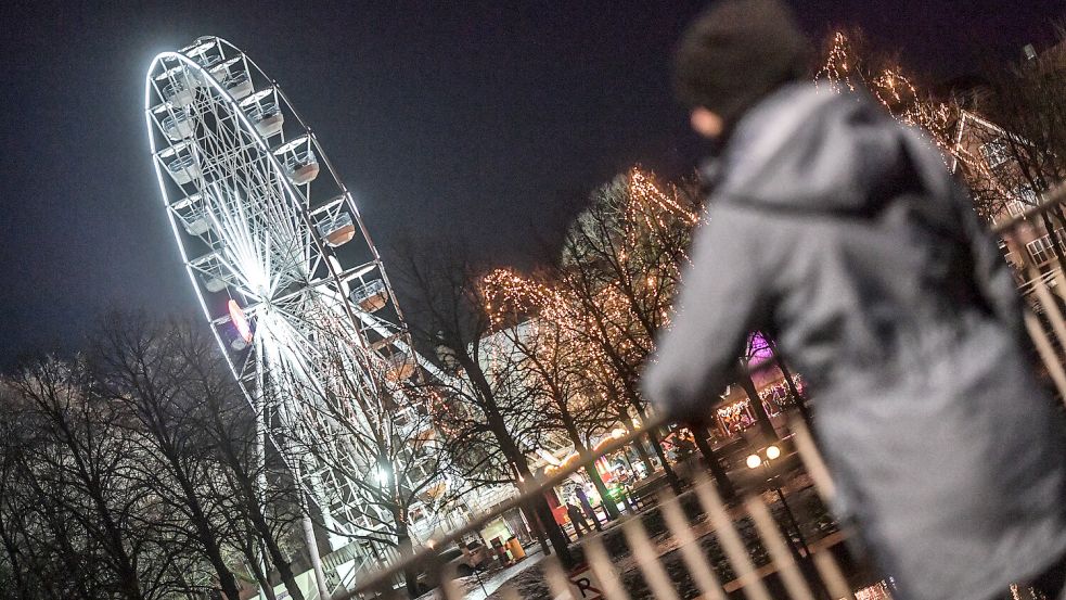 Seit zwei Wochen funkelt das neu installierte Riesenrad in seiner ganzen Pracht. Foto: Ortgies