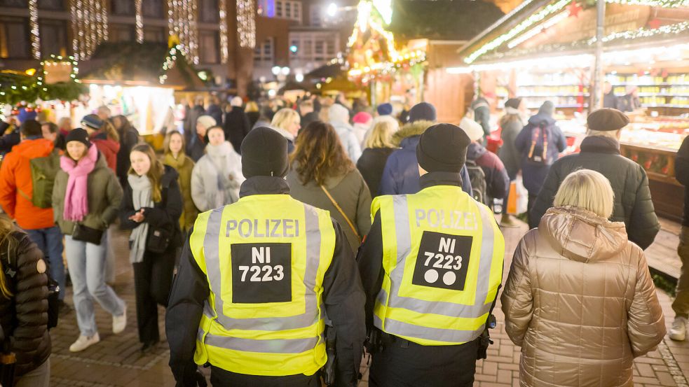 Die Polizei in Leer möchte – wie hier in Hannover – präsenter auf dem Weihnachtsmarkt sein. Foto: Stratenschulte/dpa