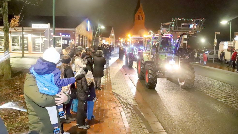 Der Adventsumzug im Saterland zog viele Zuschauer an, so wie hier in Ramsloh. Foto: Passmann