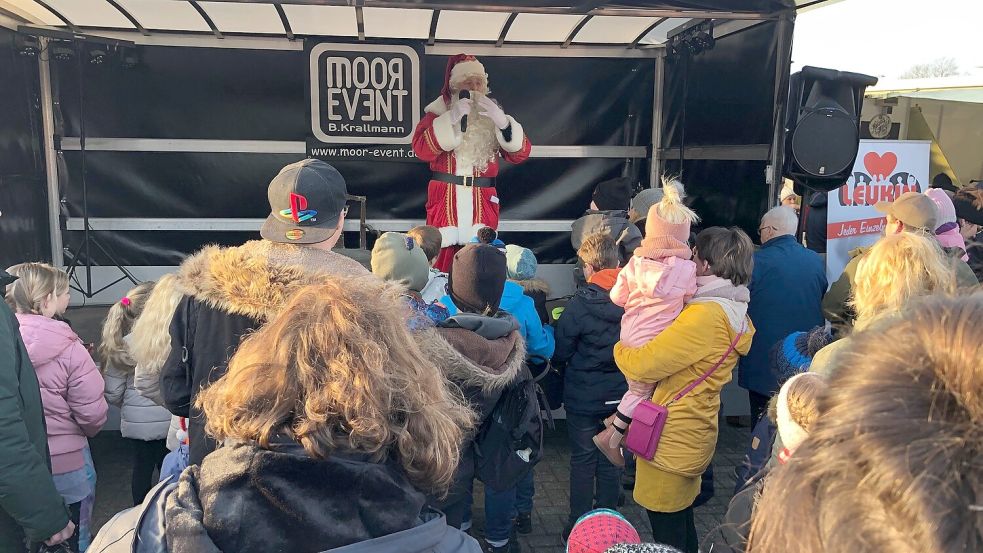 Der Weihnachtsmann auf der Bühne beim Markt in Langholt. Foto: Kruse