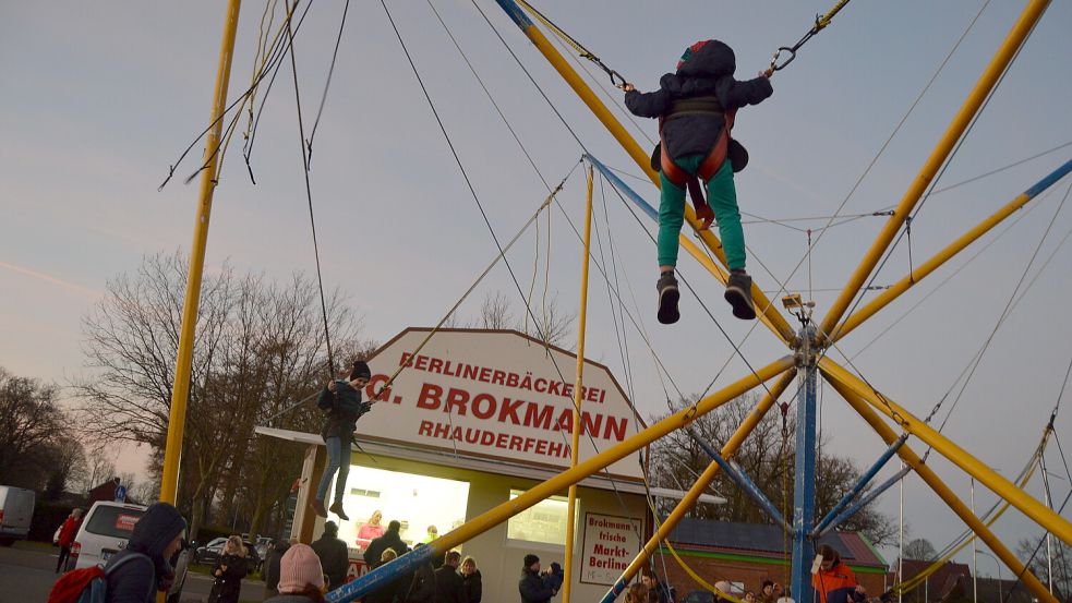 Bungee-Jumping vor der Berliner-Bude auf dem Weihnachtsmarkt in Flachsmeer. Foto: Weers