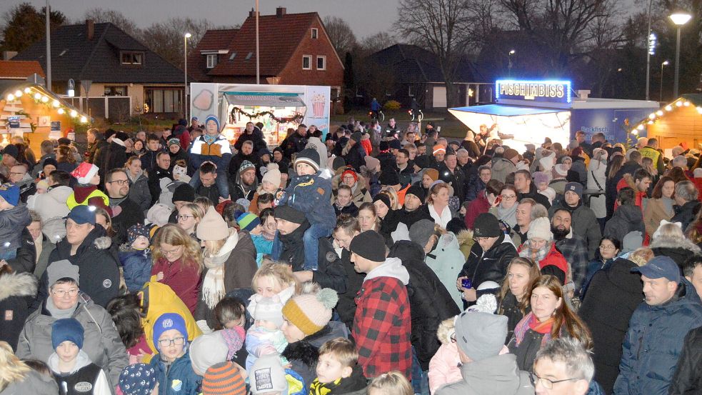 Kaum ein Durchkommen gab es beim Markt in Flachsmeer. Foto: Weers