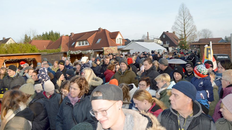In Langholt kamen im Laufe Tages Hunderte Besucher zum Weihnachtsmarkt. Foto: Weers