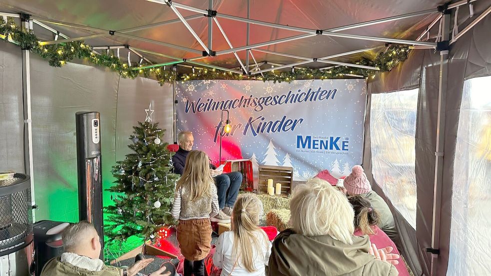 Ostrhauderfehns Bürgermeister Günter Harders las Kindern in Langholt Weihnachtsgeschichten vor. Mehrere Männer und Frauen hatten sich dazu bereiterklärt, im Zelt Geschichten vorzulesen. Foto: Jan-Hauke Menke