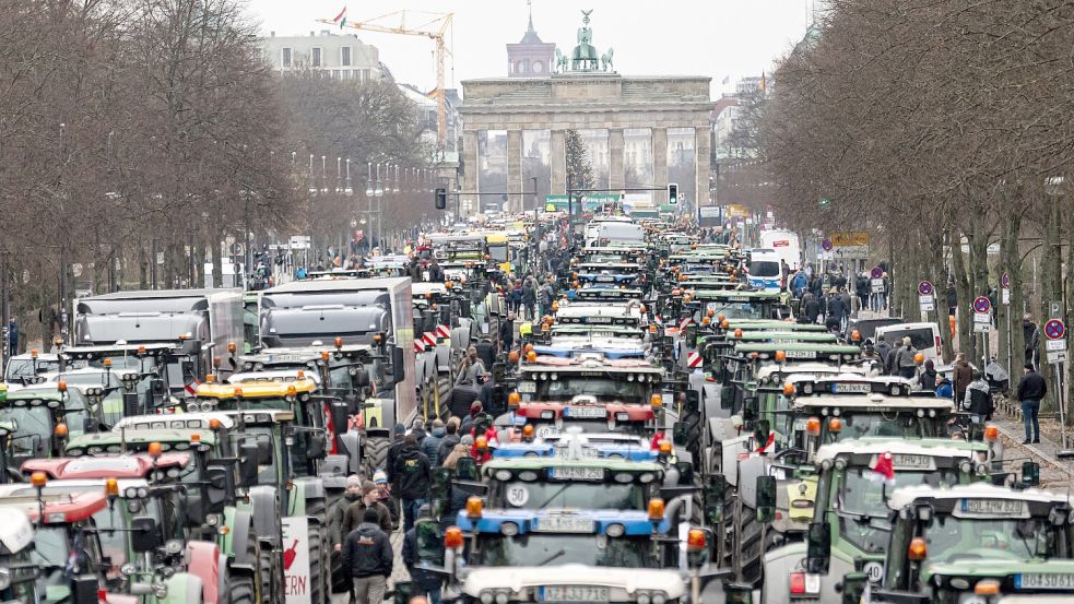An der Demonstration am Brandenburger Tor nahmen nach Veranstalterangaben 8000 bis 10.000 Menschen teil, mehr als 3000 Traktoren rollten in die Hauptstadt. Foto: Sommer/dpa
