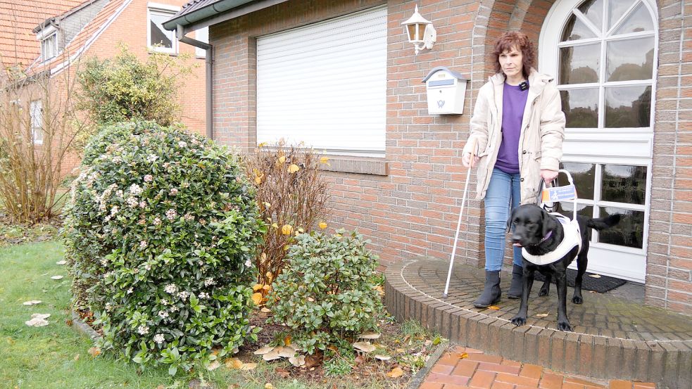 Blindenhund Unox hilft seinem blinden Frauchen Helga Howe durch die Welt. Foto: OTV/Fäustel.
