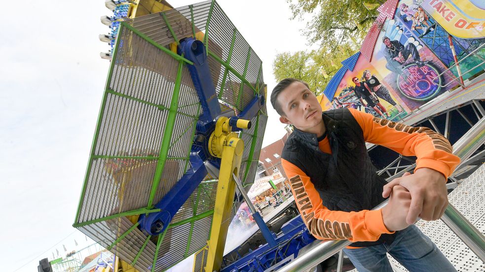 Andreas Langenscheidt hat das Take Off vor zwei Jahren von seinem Großvater Karl-Heinz Langenscheidt gekauft. Seit zehn Jahren ist er schon Betreiber des Fahrgeschäfts. Foto: Ortgies