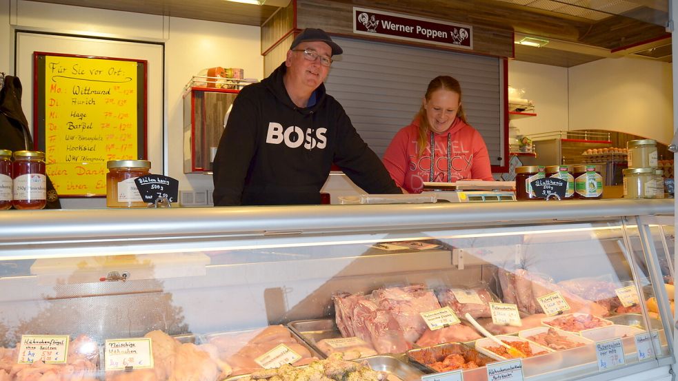 Ein breites Angebot an Frischgeflügel, Eiern und Geflügelprodukten haben Wochenmarktbeschicker Werner Poppen und seine Frau Catrin Hansen aus Hooksiel mitgebracht zum Barßeler Wochenmarkt. Foto: Fertig
