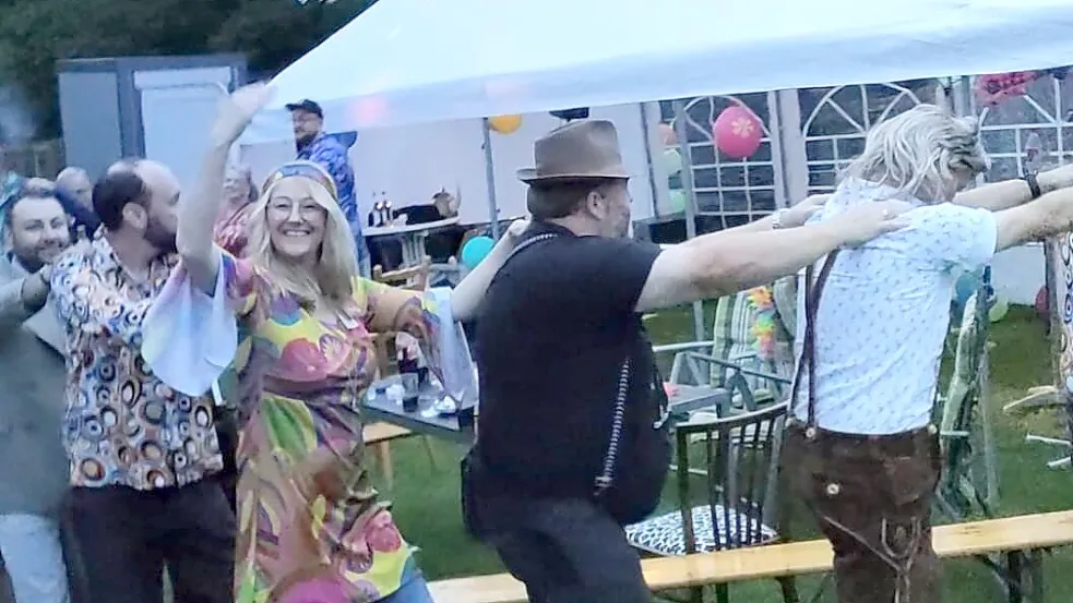 Polonaise bei der Schlagerparty in Langholt. „Das Chaos tobt, der Boden schwankt - wir auch. Hier fliegen gleich die Löcher aus dem Käse", heißt es dazu passend im Liedtext Polonaise Blankenese von Gottlieb Wendehals.