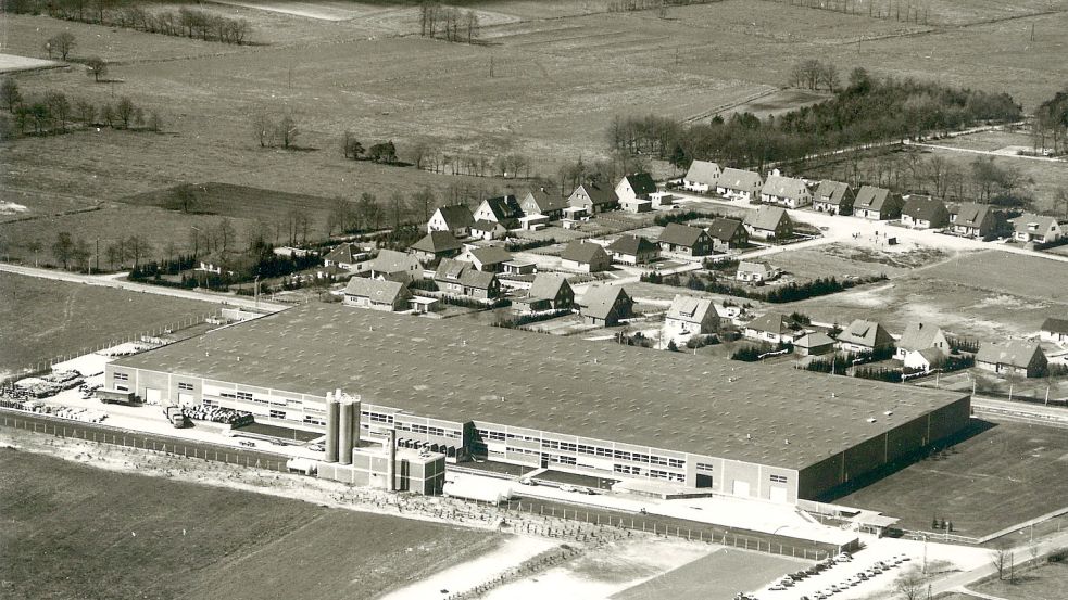 Die Anfänge von Waskönig + Walter im Saterland, hier ein Luftbild aus dem Jahr 1970. Das neue Werk war gerade fertig geworden. Foto: Archiv Waskönig + Walter
