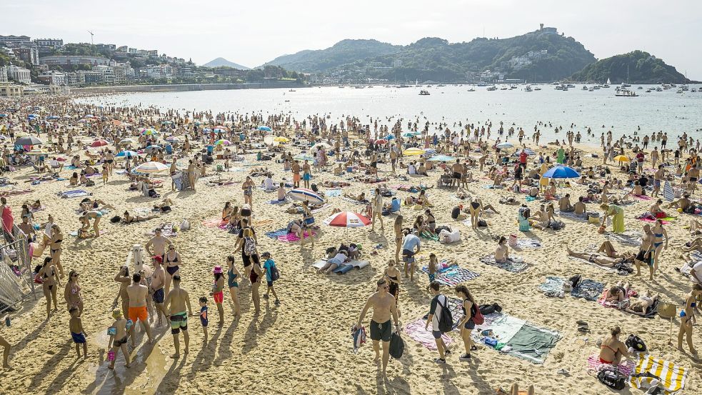 Ein voller Strand mit Menschen im spanischen San Sebastian. Im Jahr 2023 besuchten etwa 85 Millionen Urlauber das Reiseziel am Mittelmeer. Foto: imago images/imagebroker