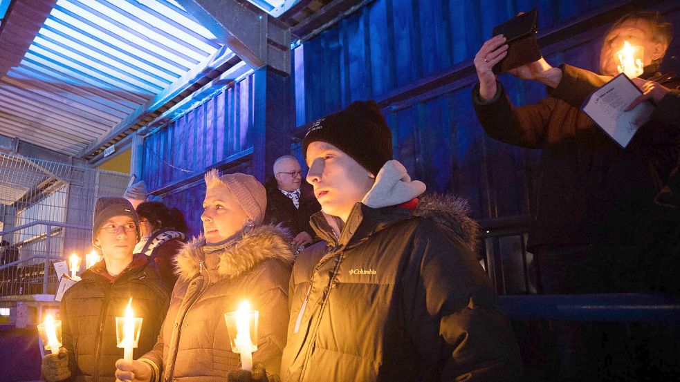 Gehen in Emden die Lichter aus? Beim Weihnachtssingen und dem Retterspiel gegen Arminia Hannover kam eine fünfstellige Summe zusammen. Ob die Spenden ausreichen, um die Kickers-Existenz zu sichern, ist ungewiss. Fotos: Doden