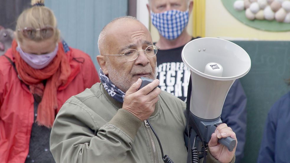 Roger Miller aus Ostrhauderfehn bei einer Kundgebung in Aurich. Der 69-Jährige ist besorgt aufgrund von rassistischen Kommentaren zur Flüchtlingssituation. Archivfoto: H. Janssen