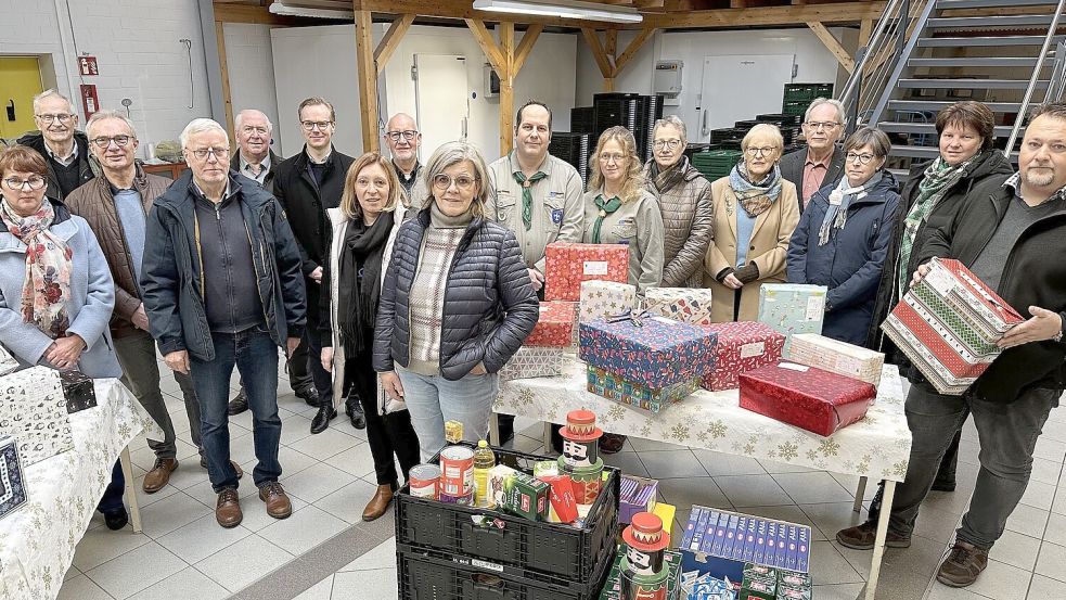 Auf einen Blick: Die Tafel-Verantwortlichen und ihre Gäste. Die Vertreter von Kirchengemeinden, Schulen, Kitas und Vereinen wurden eingeladen, um persönlich für die Unterstützung der Weihnachtsaktion zu danken. Foto: Claudia Wimberg