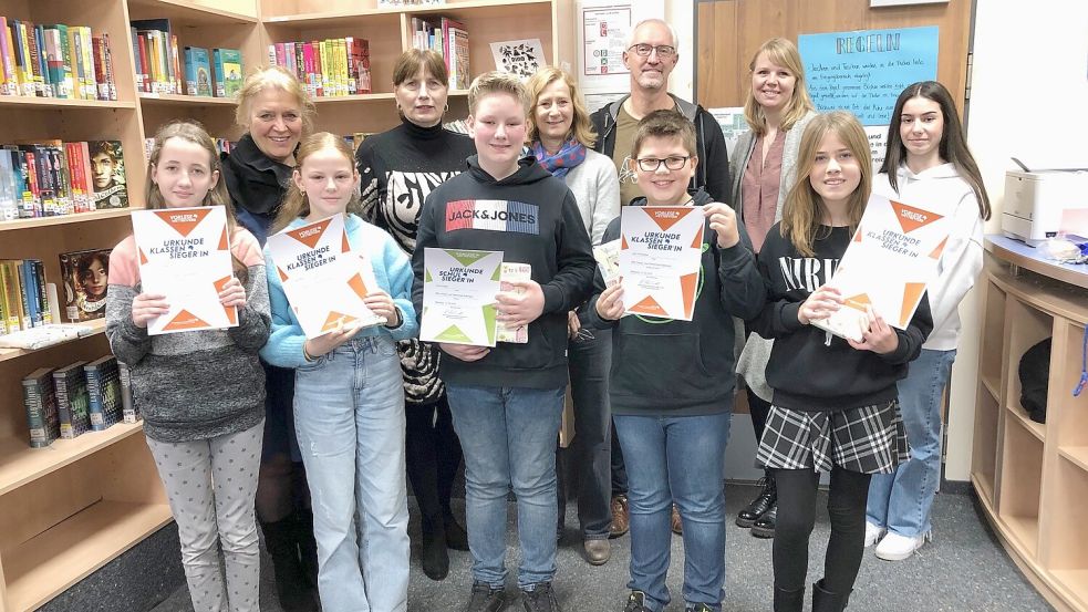 Die beteiligten Schülerinnen und Schüler mit Jury und Schulleitung: (vorne, von links) Lena Pfeiffer, Lilly Peris, Levin Kuiper, Leon Schneider, Charlotte Knagge sowie (hinten, von links) Adelheid Leube, Astrid Fedorowicz, Gabi Henken, Johann Wallenstein, Wiebke Stecker und Anastasia Leis. Foto: HRS Saterland