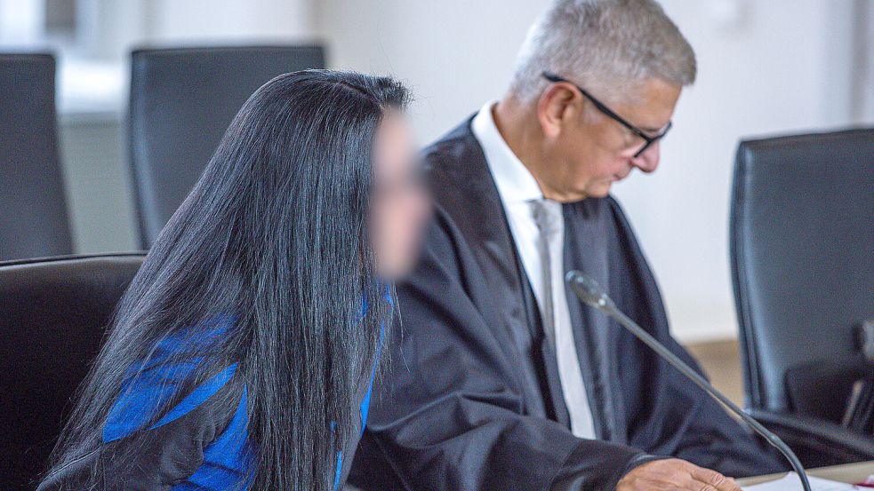 Die 24-jährige Angeklagte sitzt im Landgericht neben ihrem Rechtsanwalt Ullrich Knye. Foto: dpa/Jens Büttner