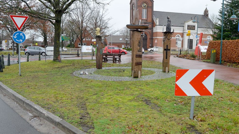 Nur noch vier von fünf Stelen der Installation „250 Jahre Fehnkultur“ weisen auf Vergangenheit, Gegenwart und Zukunft des Fehns hin. Bei einem Unfall wurde die fünfte der massiven Eichenstämme in der Nacht zu Sonnabend umgefahren. Man sieht im Gras noch die Reifenspuren des Unfallwagens. Foto: Fertig