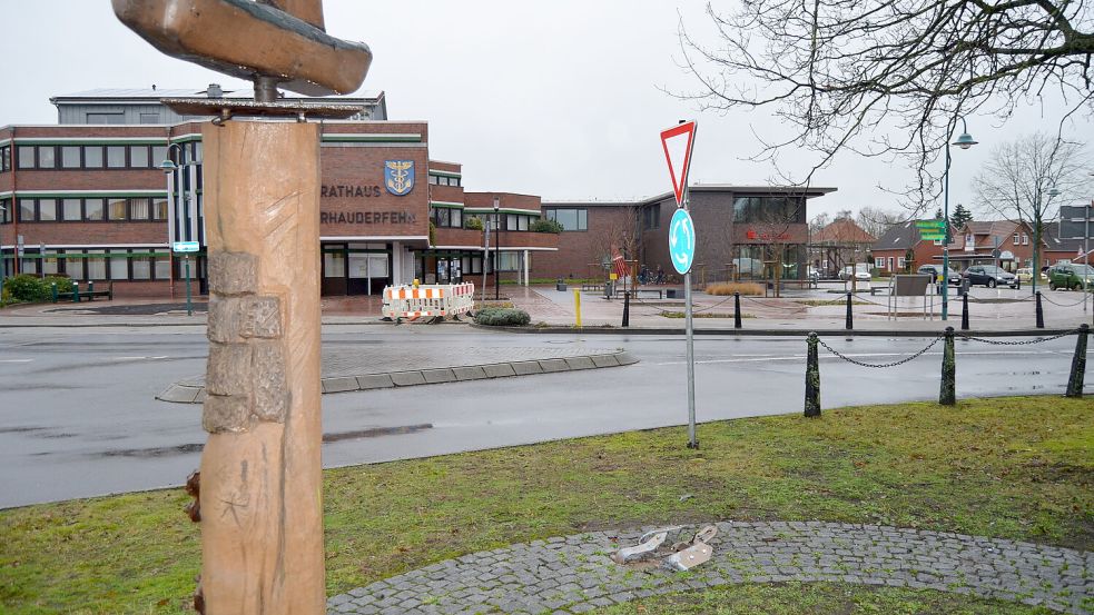 Nur noch Reste des Fundamentes, mit dem die massive Eichenbohle aus 400 Jahre altem Holz im Grund verankert gewesen ist, sind nach dem Unfall im Boden verblieben. Der Mercedes, der mit dem Ständerwerk kollidierte, ist ein Totalschaden. Foto: Fertig