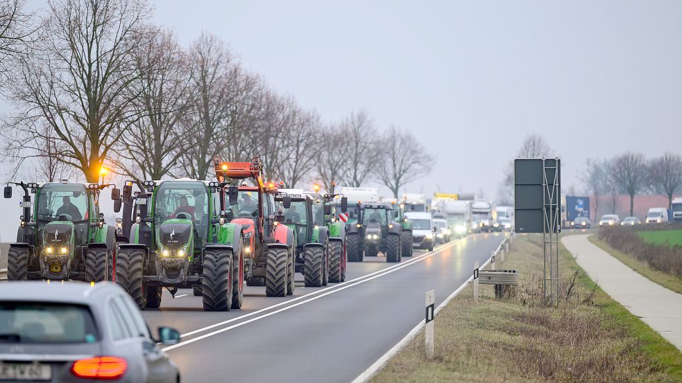 Landwirte fahren mit ihren Traktoren am Montag, 18. Dezember, im Schritttempo über die Bundesstraße 4 bei Uelzen. So ähnlich könnte es auch am Mittwoch, 20. Dezember, in und um Oldenburg aussehen. Foto: Schulze/DPA