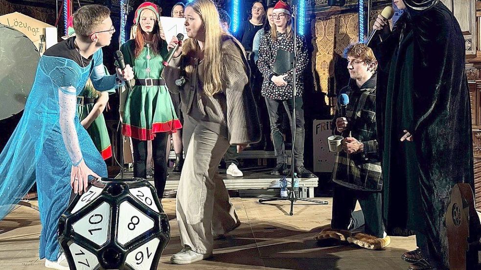 Feen, Elfen und Kobolde traten beim Ten-Sing-Konzert im Altarraum der Petruskirche in Ostrhauderfehn auf. Foto: Hinderks
