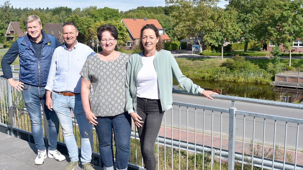 Ende Juli wurde das Schutzengel-Huus in Remels eröffnet. Für die ambulante Einrichtung der Diakonie Hesel-Jümme-Uplengen gGmbH zur Pflege schwerkranker und intensiv pflegebedürftiger Kinder und Jugendlicher kann gespendet werden. Das Bild zeigt (von links): Ulf Thiele (Vorsitzender des Fördervereins), Planer Hermann Pleis, Sandra Groth (Pflegedienstleitung der Diakoniestation) und Sylvia Dojen, die Leiterin der Einrichtung. Foto: Prins