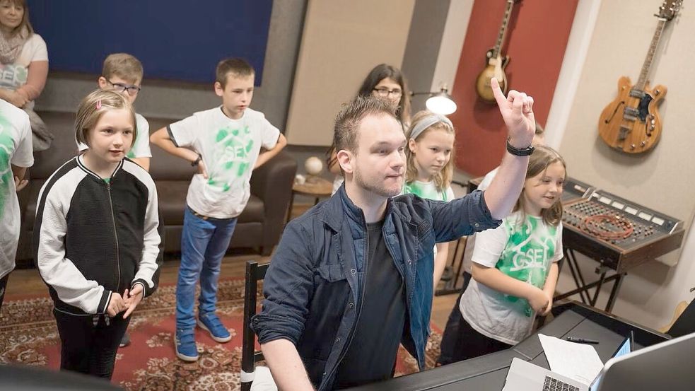 Musikschullehrer und Produzent Andreas Breer nimmt mit Kindern eigene Songs auf. Foto: Musikschule Breer
