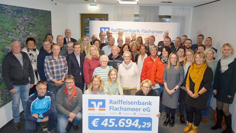 Beim Treffen anlässlich der Ausschüttung der Raiba-Gewinnsparzweckerträge freuten sich die Vertreter der begünstigten Vereine und Institutionen über die Förderung der Raiffeisenbank Flachsmeer. Foto: Weers