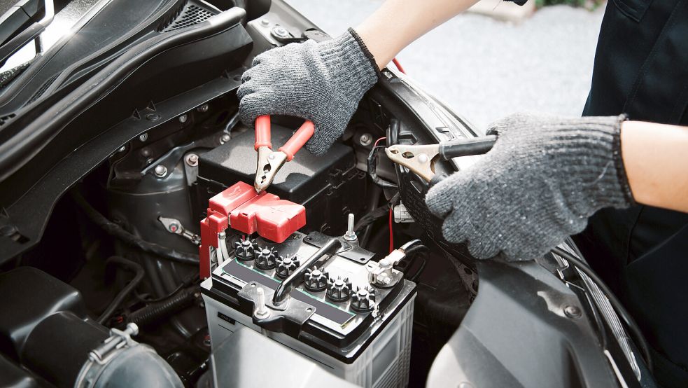 Ein Ostrhauderfehner beklagt sich, dass auf einem Privatgrundstück an der Ecke Nordstraße/Hauptstraße häufig an abgemeldeten Autos gearbeitet werde. Symbolfoto: stock.adobe.com