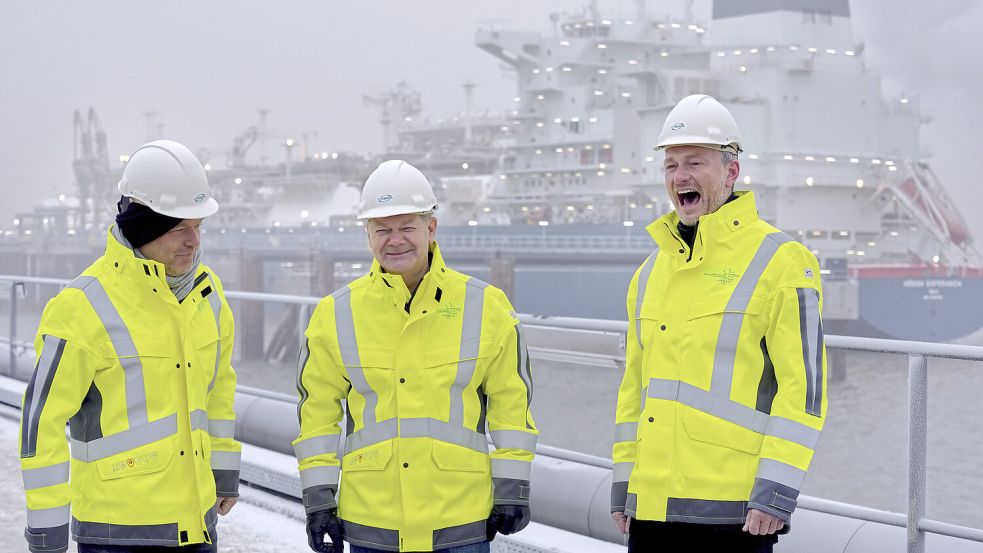 Vor einem Jahr wurde das LNG-Terminal vor Wilhelmshaven eröffnet. Die Spitzen der Bundesregierung waren vor Ort. Stoppen jetzt Richter den Betrieb der Anlage in Niedersachsen? Foto: dpa/ Pool AP