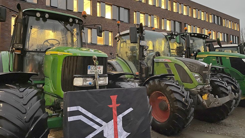 Diese Traktoren stellten aufgebrachte Landwirte in der Nacht vor dem Finanzamt in Cloppenburg ab. Foto: G. Meyer