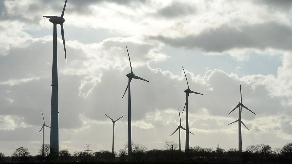 In Moormerland wird untersucht, wo neue Windräder gebaut werden können. Foto: Ortgies/Archiv