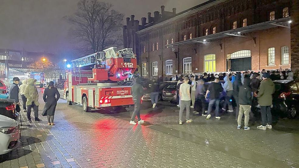 Um 21.06 Uhr ertönte der Feueralarm im Leeraner Zollhaus - während eines Live-Konzertes der Band „102 Boyz“. Die Veranstaltung war mit 800 Musikfans ausverkauft. Die Besucher mussten das Zollhaus verlassen. Nach einer Überprüfung durch die Feuerwehr, die auch mit der Drehleiter angerückt war, konnte das Konzert eine halbe Stunde später fortgesetzt werden. Foto: David Ammermann