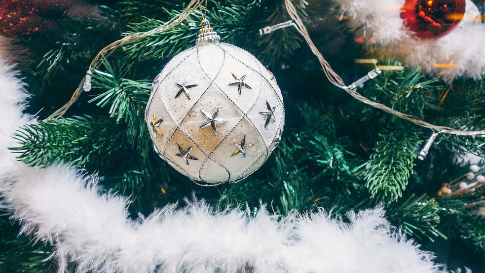 Die Weihnachtszeit zaubert Lichterglanz in jede Stube - und in die deutsche Sprache. Das zeigen alte Wörter zum Fest. Foto: IMAGO/ingimage