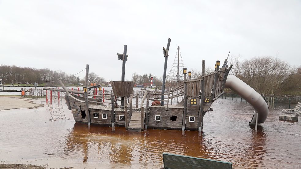 Von Wasser umgeben ist dank der ergiebigen Regenfälle der vergangenen Tage das hölzerne Piratenschiff im Traumspielpark beim Hafen der Gemeinde Barßel. Foto: Passmann