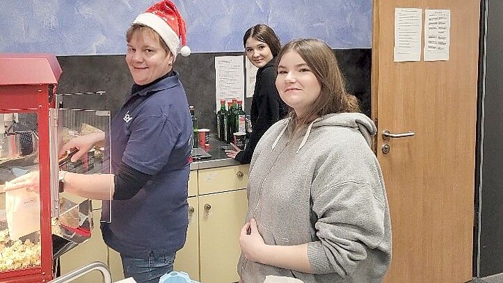 Am letzten Schultag vor den Weihnachtsferien wurde am Schulzentrum in Ramsloh die neue Popcornmaschine in Gebrauch genommen. Foto: privat