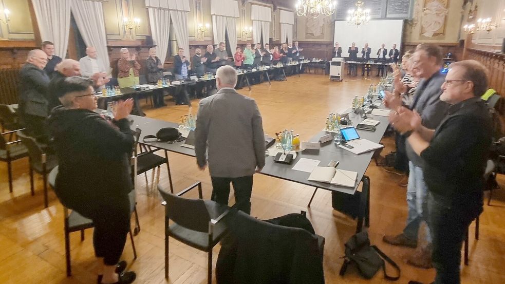 Bei der Verabschiedung von Dieter Schmidt erhoben sich die Anwesenden. Foto: Bothe