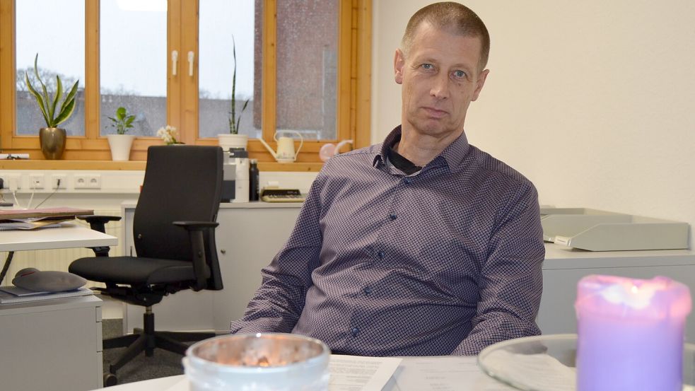 Der Herr der Zahlen im Rathaus der Gemeinde Saterland ist Kämmerer und Erster Gemeinderat Jens Gralheer. Er hat im Rat in dessen letzter Sitzung 2023 am Montag den gemeinsam mit dem Rat erarbeiteten Haushalt für 2024 vorgestellt. Foto: Fertig
