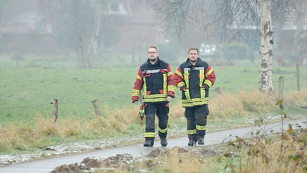 Mitglieder der Feuerwehren in Moormerland suchten an mehreren Tagen in Warsingsfehn nach einem Vermissten. Foto: Wolters/Archiv