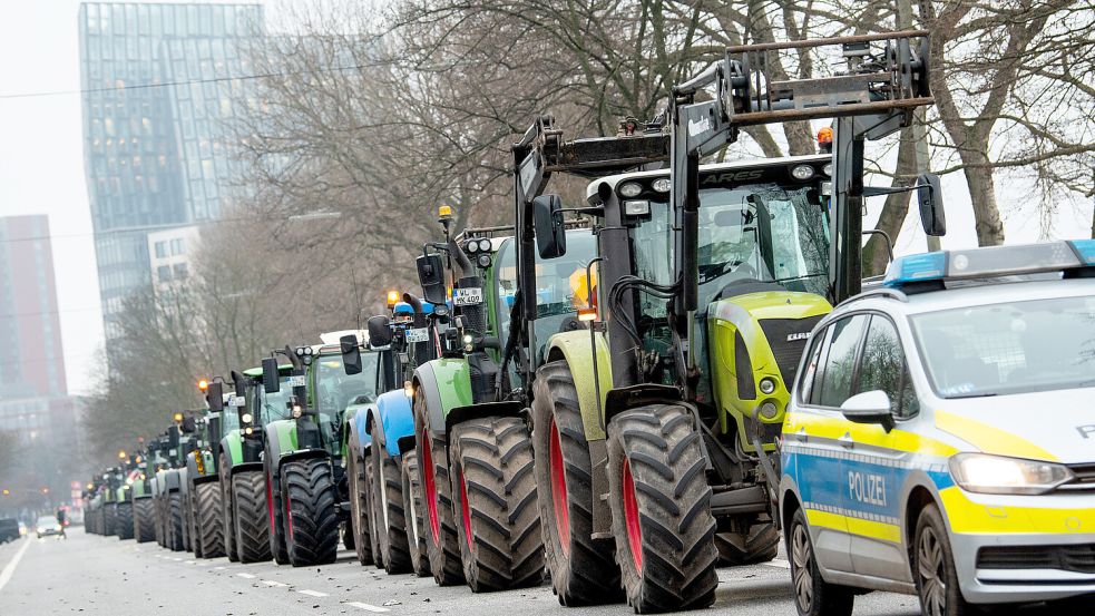 Die Polizei eskortierte protestierende Landwirte in Hamburg. Foto: Bockwoldt/dpa