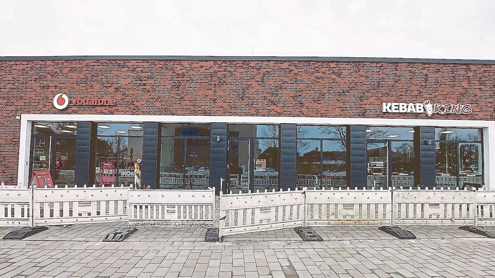 Mittig am Klinker ist zwischen Vodafone und dem Kebab-King noch Platz für den Schriftzug des dritten und letzten Mieters in dem kleineren, frei stehenden Gebäude am neuen Ems-Center in Papenburg. Foto: Belling