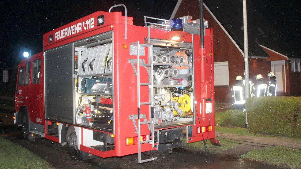 Die Feuerwehrleute pumpten das Wasser ab. Foto: Rand/Feuerwehr Weener