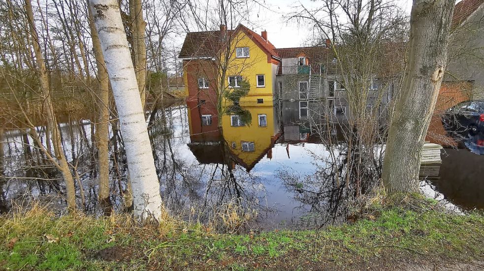 „Land unter“ - das Gebäude mit den Werkstätten war vom Wasser eingeschlossen. Foto: Feuerwehr Langholt