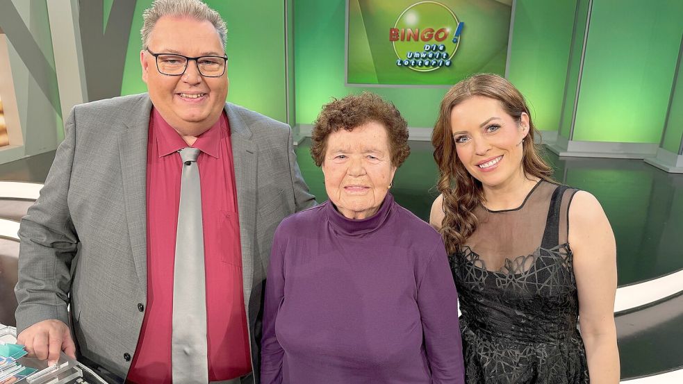 Cornelia aus Hage (Mitte) mit den Moderatoren Michael Thürnau und Jule Gölsdorf. Foto: