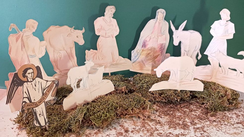 Aus Feldpostkarten hat Wilhelm Schrand 1942 diese Krippe für eine Weihnachtsfeier an der Front gebastelt – und sie anschließend an seine Eltern in Neuscharrel geschickt. Foto: Werner